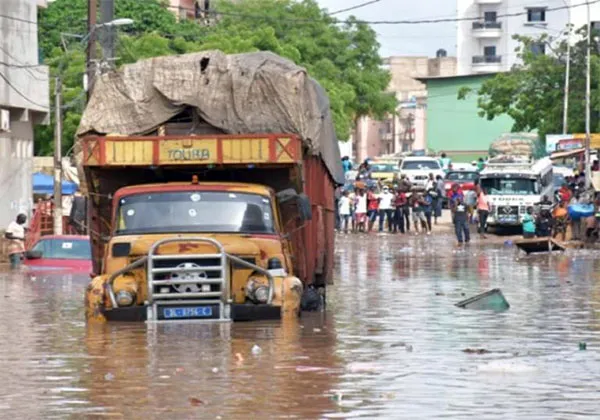 Déluge sur Dakar : La capitale à l’arrêt