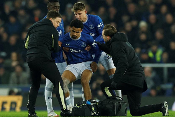Everton – Blessé à un genou : Iliman Ndiaye absent «au moins plusieurs semaines»