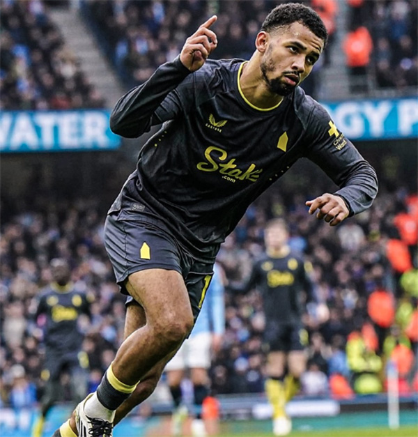 Premier league – Après son but face à Man City (1-1) : Iliman Ndiaye met le feu en Angleterre