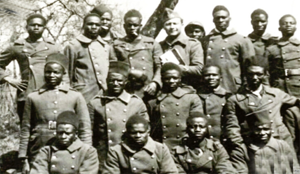 1er décembre 1944 à Thiaroye dans la banlieue dakaroise au Sénégal : massacre de centaines de Tirailleurs «sénégalais» par l’Armée française