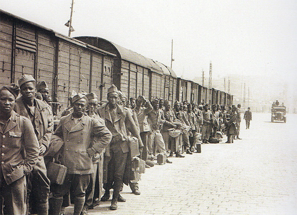 1er décembre 1944 à Thiaroye dans la banlieue dakaroise au Sénégal : massacre de centaines de Tirailleurs «sénégalais» par l’Armée française
