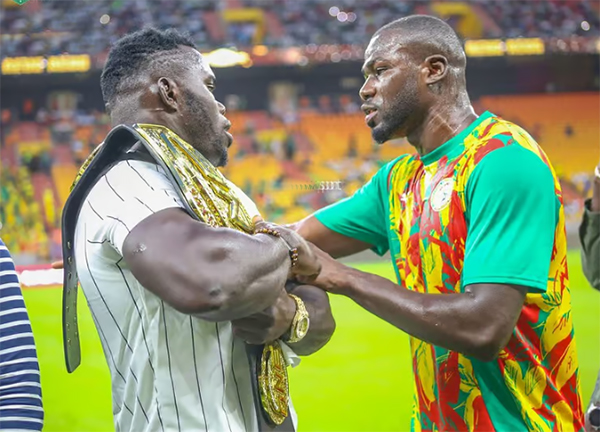 ARRET SUR IMAGE – Reug Reug a présenté sa ceinture mondiale aux Lions et au public