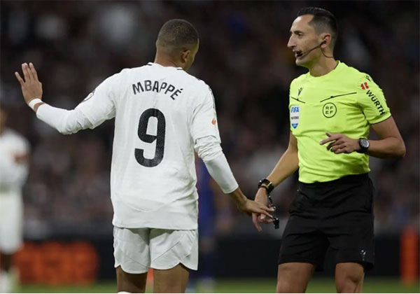Classico – 12 hors-jeu sifflés dont 8 pour le Français : Mbappé, principale victime de la «défense haute» de Flick