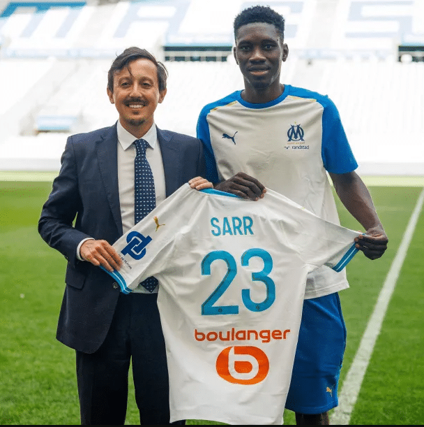 Mercato – Crystal Palace ne lâche pas Izo Sarr : Une deuxième offre sur la table du président de l’Om