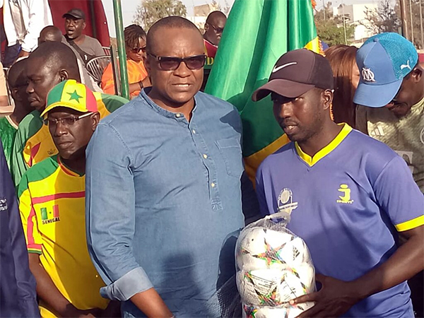 Dons aux écoles et centres de formation de Guédiawaye : Lat Diop offre 4000 jeux de maillots et 1000 ballons
