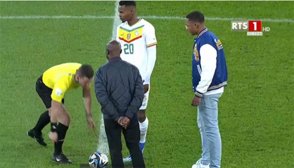 Hommage : Coup d’envoi donné par le fils de Pape Bouba Diop et Roger Milla