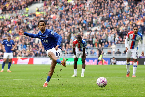 Everton inflige un premier revers à Crystal Palace : Iliman Ndiaye freine Ismaïla Sarr